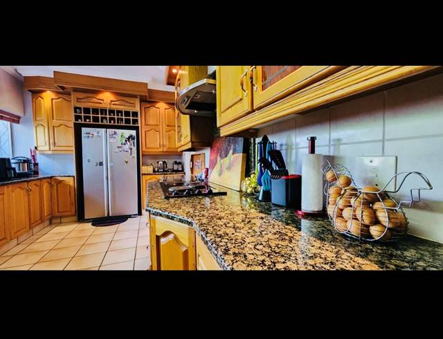 4 BEDROOM FREEHOLD FOR SALE IN ALBERANTE